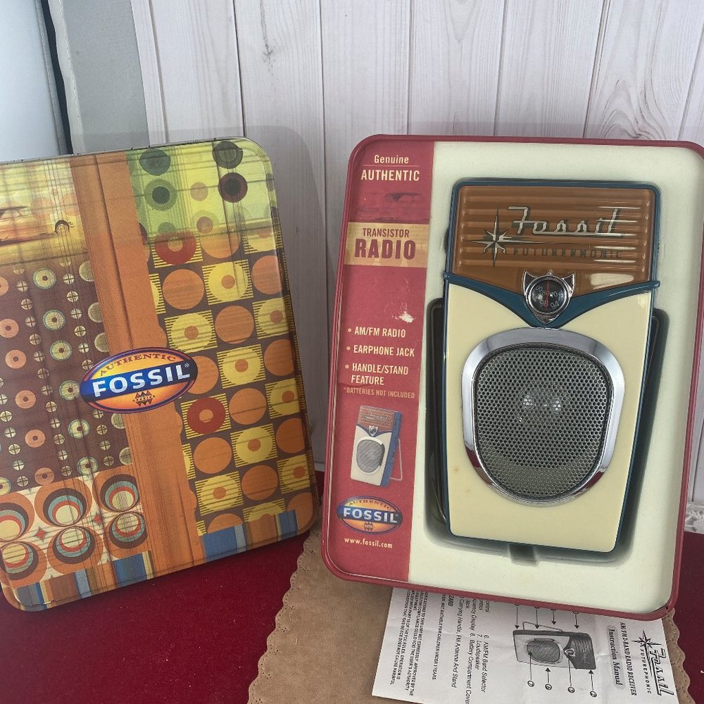 Vintage FOSSIL Futurephonic Portable AM/FM Transistor Radio in Original Tin